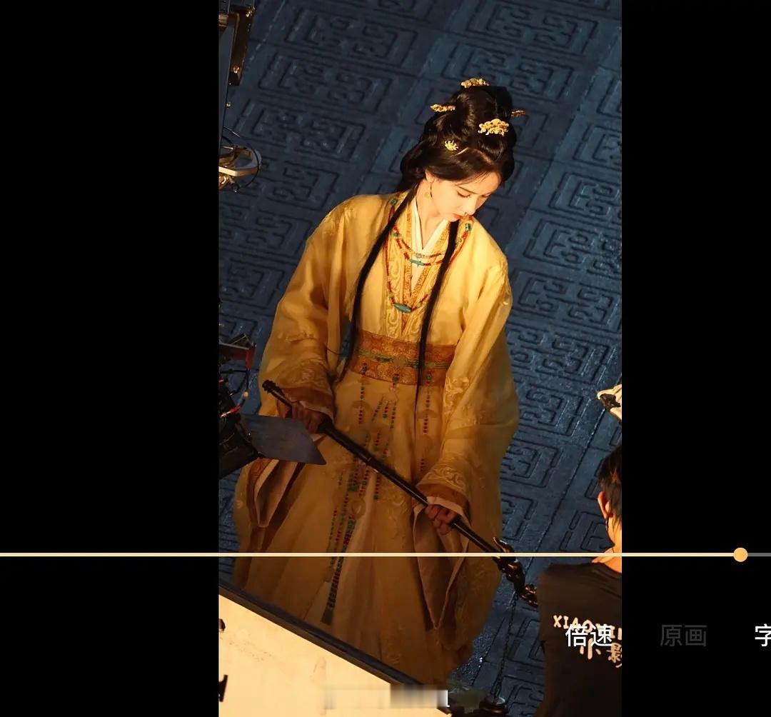 陈都灵怎么做到穿黄衣都这么仙的真的有一种月下嫦娥的感觉 