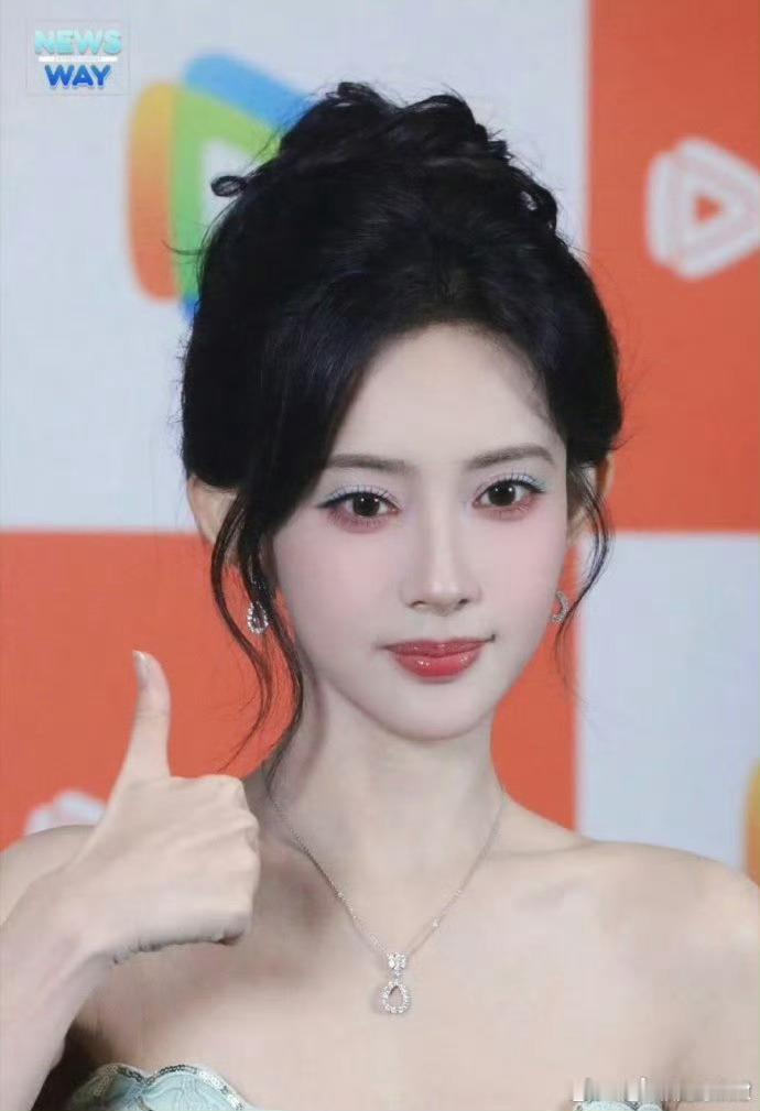 孟子义泰媒生图孟子义泰媒直出生图迅速出圈，无滤镜无精修的镜头格外考验颜值状态，没