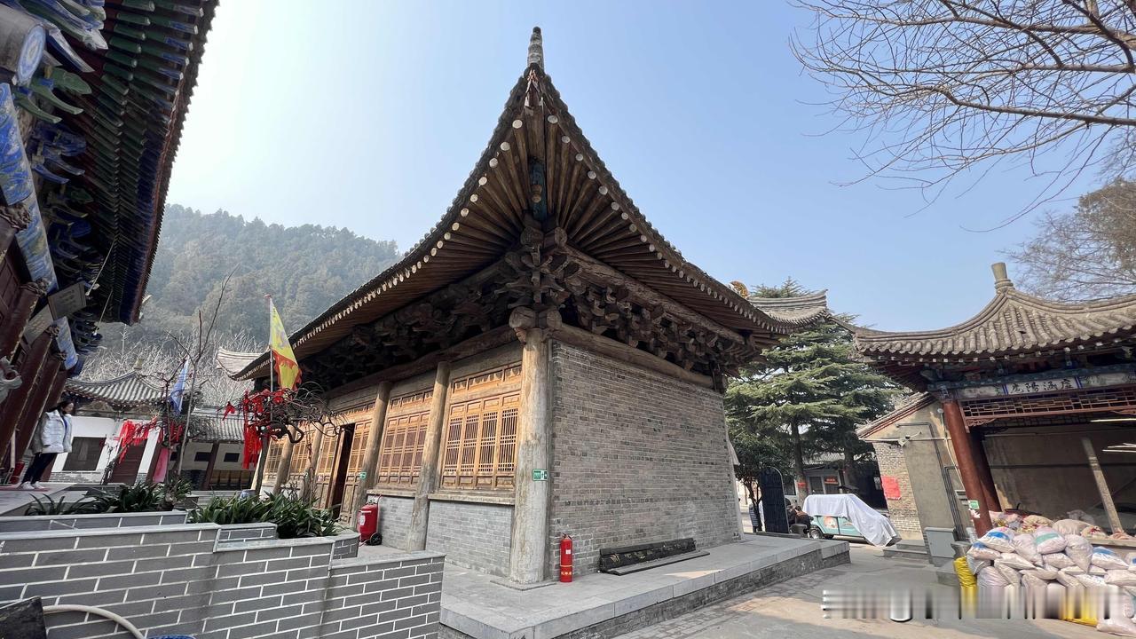 化羊庙始建于宋、兴盛于明清，历经多次重修，整座庙宇的灵魂，就是这座东岳献殿。
这