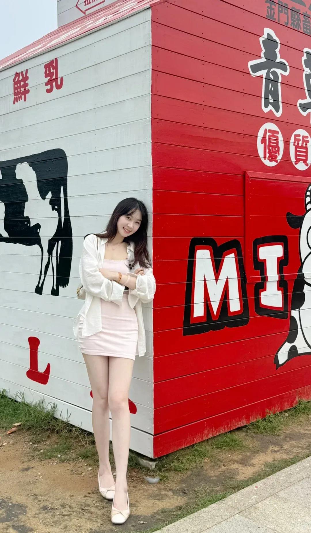 偶遇“巨型牛奶盒”
随手拍都是甜妹大片
🍼
 
谁能拒绝在巨型牛奶盒旁当牧场少