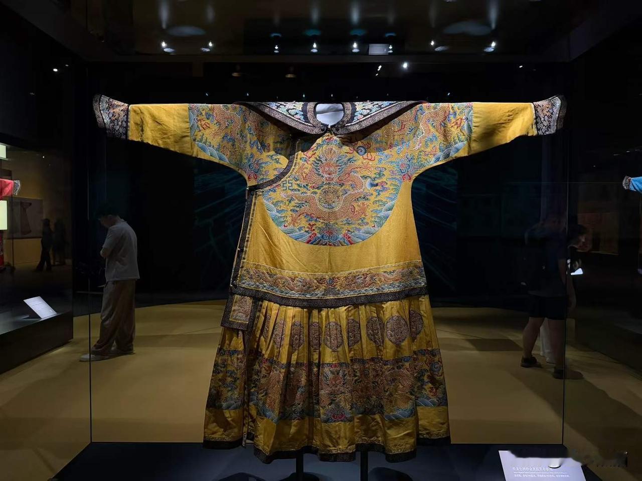 【故宫国采展】
100多套故宫织绣文物，四代皇家服饰同台展出非常罕见。
图三是康