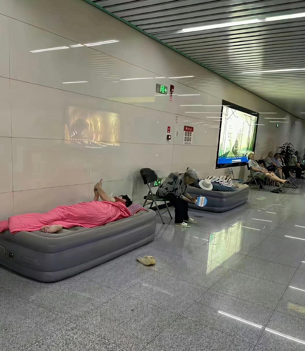 这是在地铁里干嘛啊 