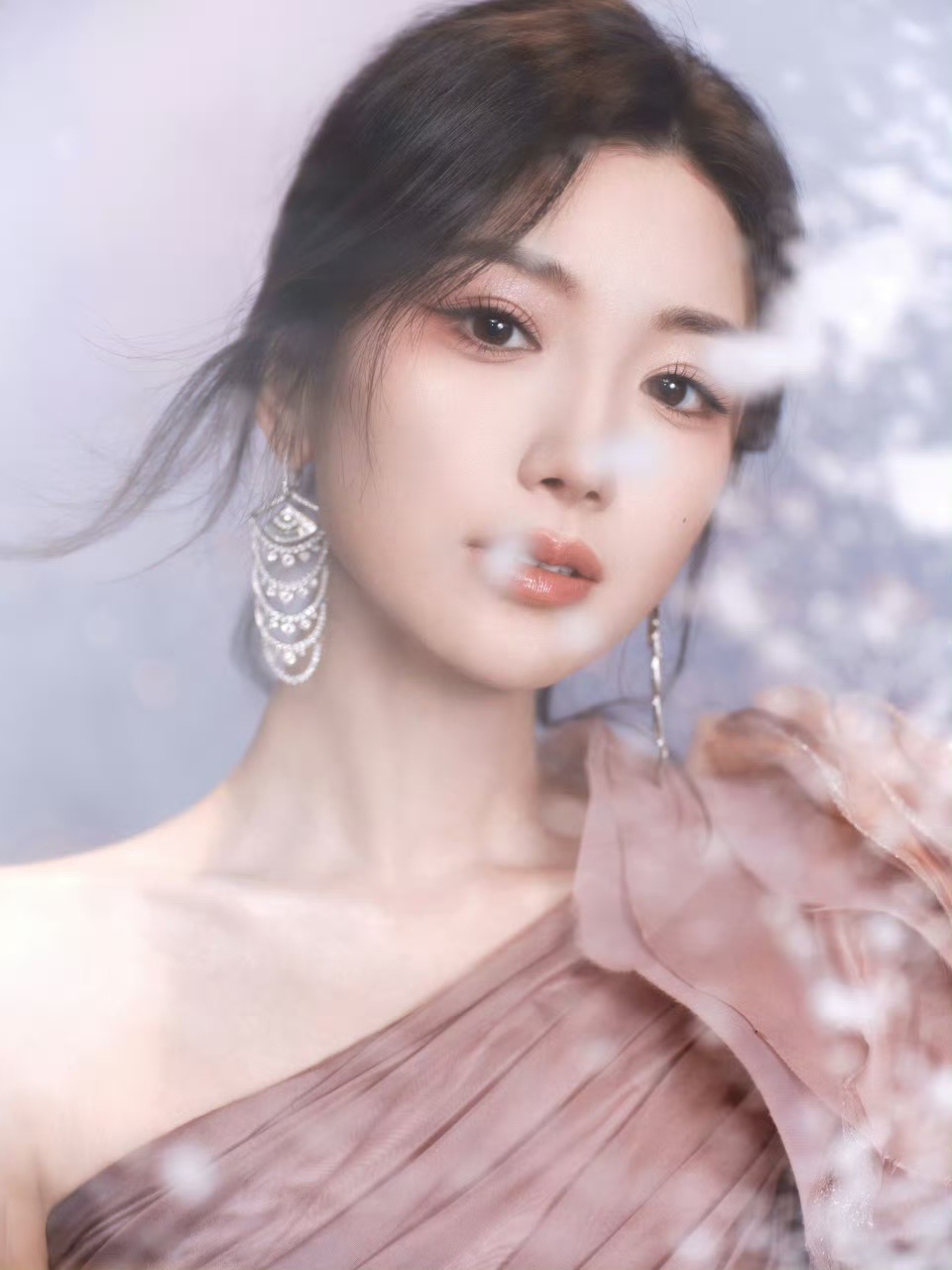 毛晓彤上午官宣下午红毯金鹅荣誉内场 上午演员 官宣短剧《奇迹》，下午即以轻盈姿态