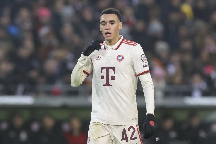 1月16日 据记者Kerry Hau报道，穆西亚拉将入选拜仁对阵莱比锡的大名单。