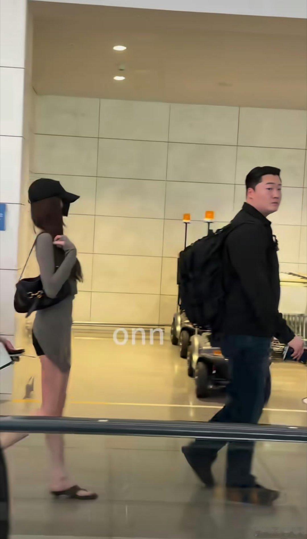 张元英身材就一个帽子厚度我什么时候才能像张元英这么廋啊，真的就一顶帽子的厚度，惊