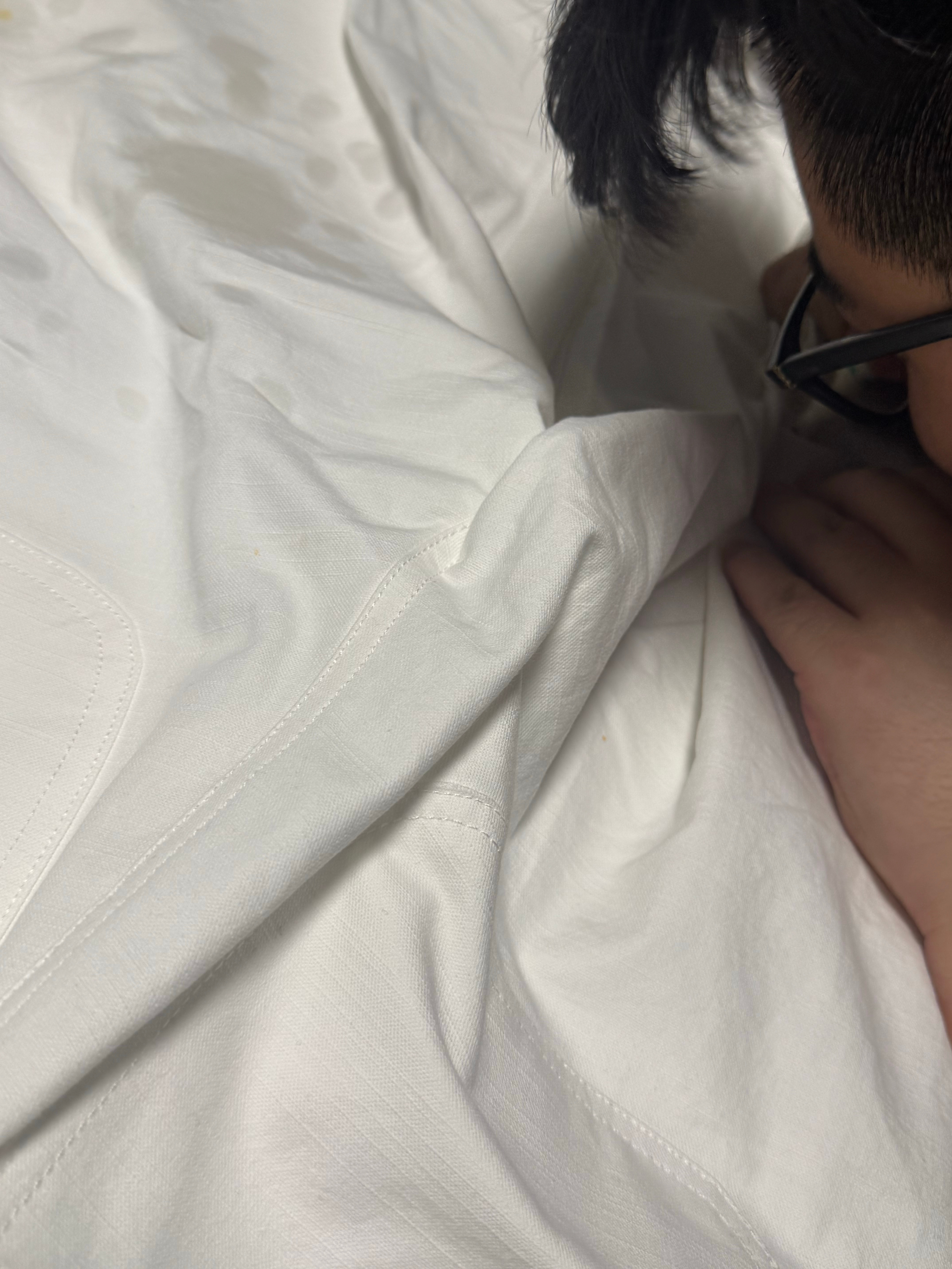 一到家芯片就狠起来了，弄到两支去渍笔没水、感觉我裤子要被摩擦起球了都、、、、 
