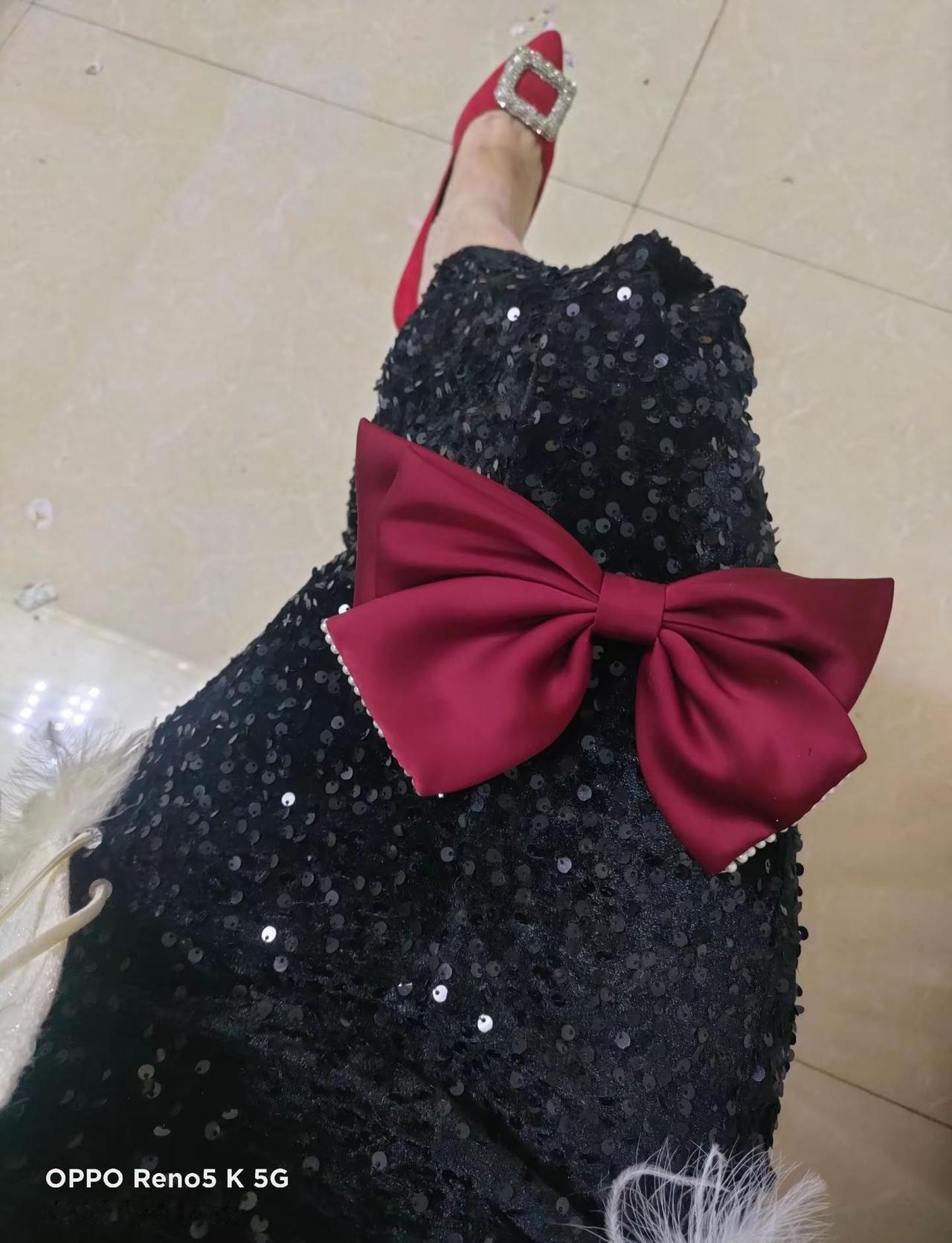 苏有朋，我也买了布灵布灵闪的黑色鱼尾裙了耶，和你的布灵布灵闪的黑外套超搭耶……