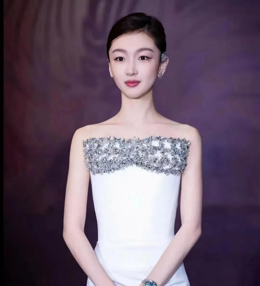 你敢相信这是周冬雨？ 她的美貌真是迷一般的存在！
周冬雨在参加活动时身穿白色抹胸
