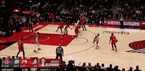 哎！杨翰森这球打得跟某鱼似的，太不聪明了。
空位不投证明对3分没信心了，队友以为