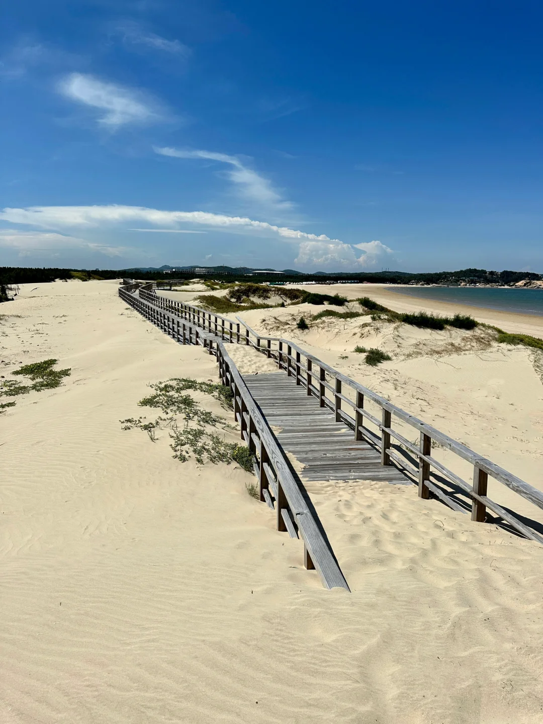 平潭无人的海边栈道，一半沙丘一大海～