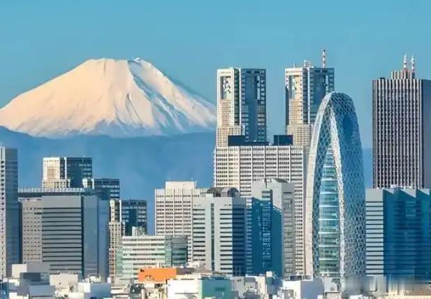 日本半死了，如果仅是中国一家制裁日本，日本可能还剩一口气。但问题是，现在掐住日本