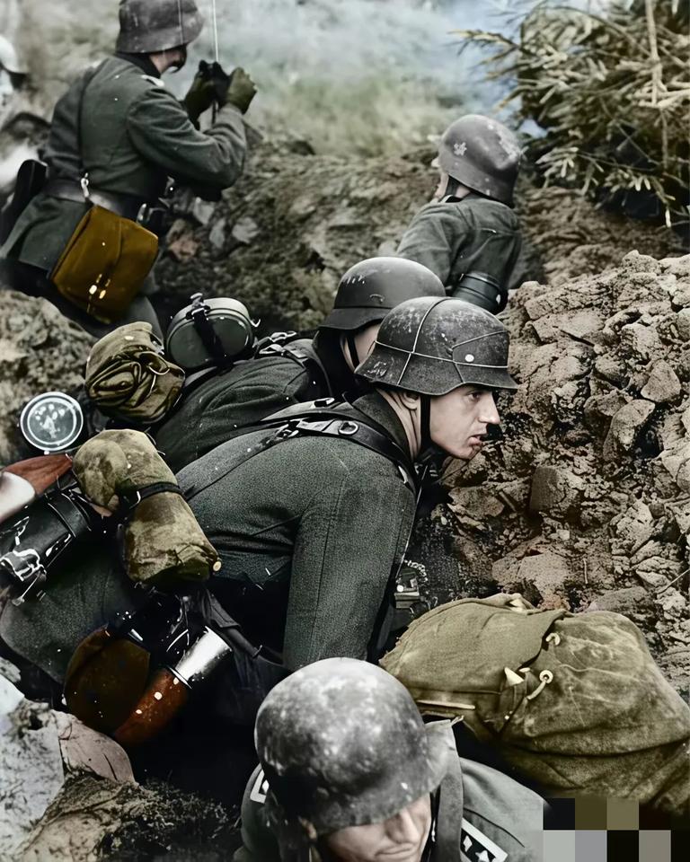 刷到二战中德军的钢盔，没看懂啥意思？钢盔上为啥有铁丝绑成十字形？两名德军的钢盔上