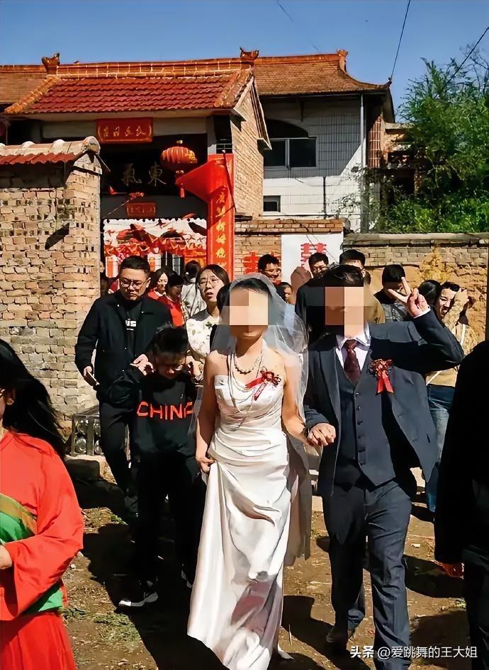 山西长治，最近出了一件稀奇事！一对新人结婚，女方订婚要了18万8的彩礼，结果结婚