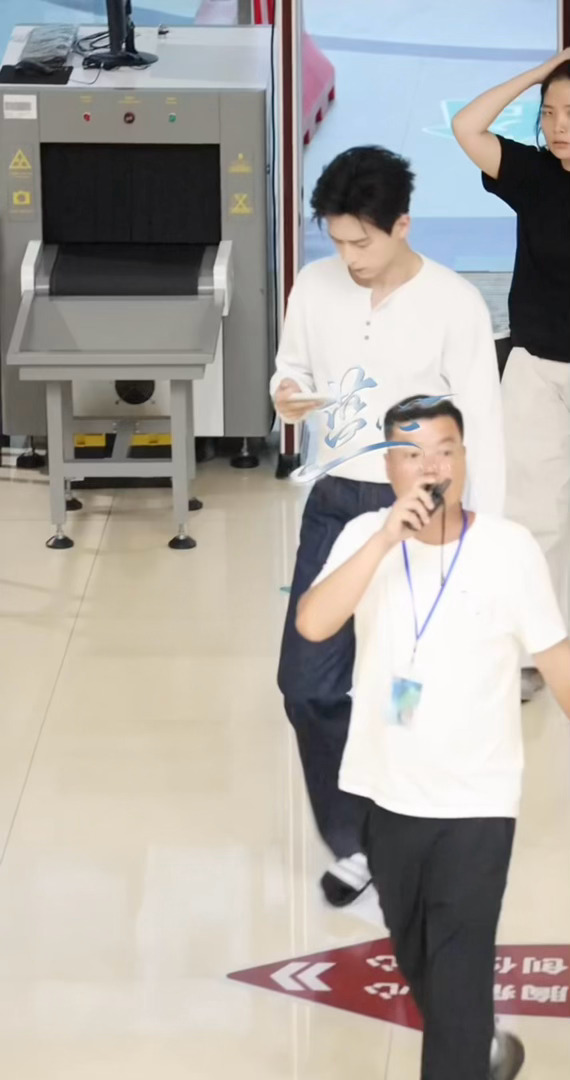 哈哈哈哈哈就算是李现也会边走边打游戏啊李现边走边玩游戏李现演我走路玩手机