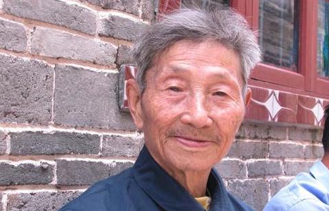 1979年 ，一位老人为了证明自己是老红军，不顾危险在北京拦下一辆军官的车，眼看