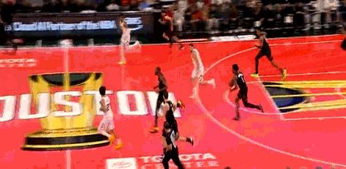 阿门持球快下没有机会，转弧顶史密斯，后者再给右侧底角大空位的谢泼德投进三分。
 