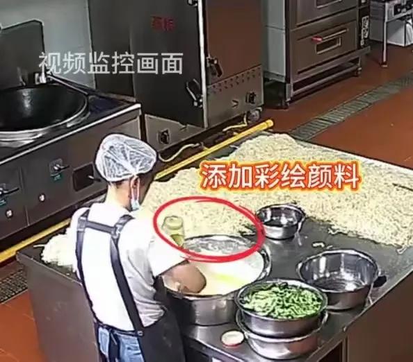 监控画面曝光！甘肃天水幼儿园后厨违规添加彩绘颜料。这太奇怪了，食用色素一点都不贵