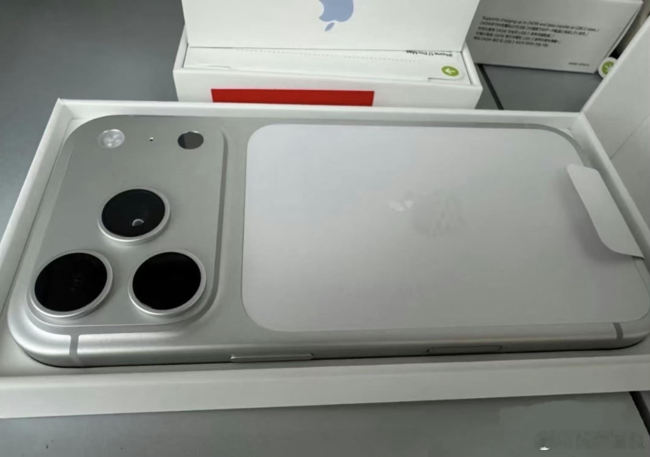 有一说一啊，看iPhone 17 Pro渲染图感觉还行，但是看真机，感觉这个金属