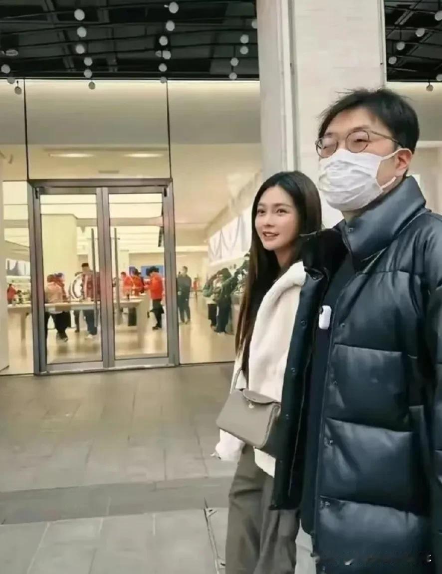 在杭州的街头，一位网友偶然遇到了杜海涛，这位知名的主持人。他的头发看起来有些稀疏