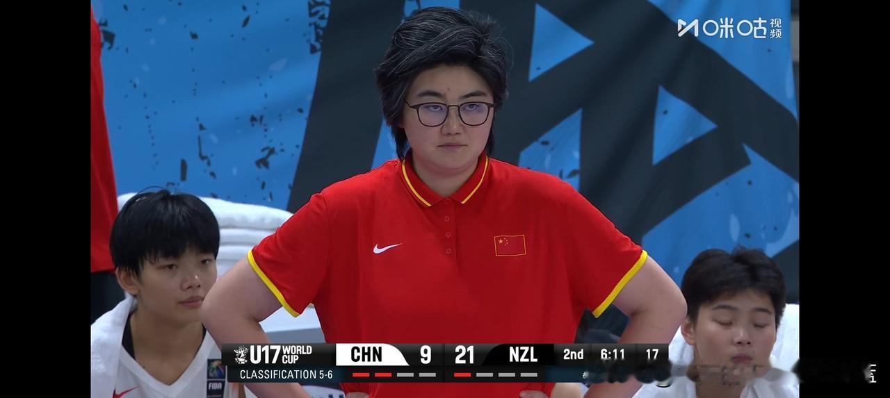 刘旸谜之操作让人看不懂！
半场结束，中国U17女篮21-34落后13分。
而主教
