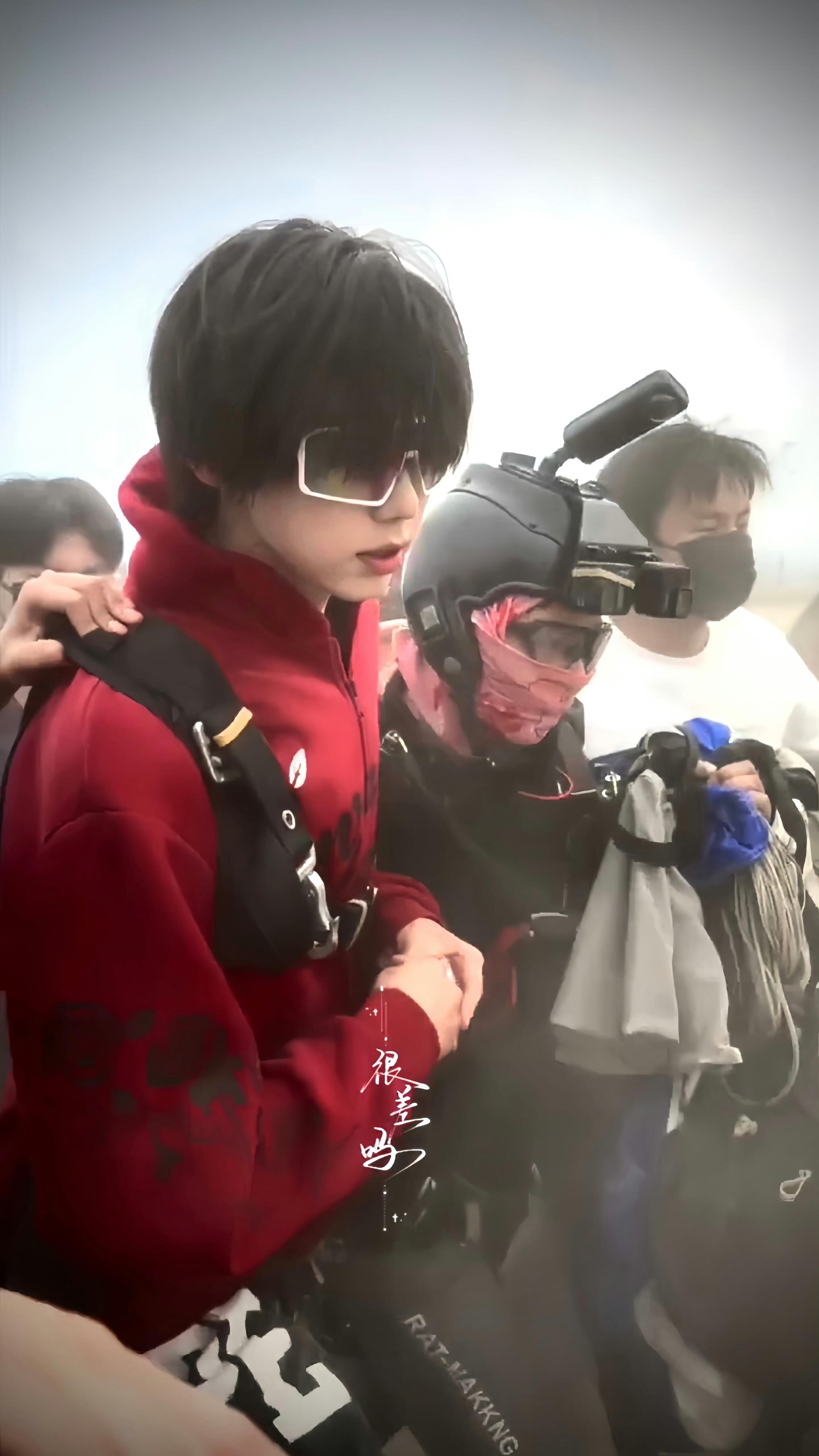 陈奕恒天选无限流男主今日份的陈奕恒，是从漫画里走出来的跳伞少年吧！红卫衣+反光墨