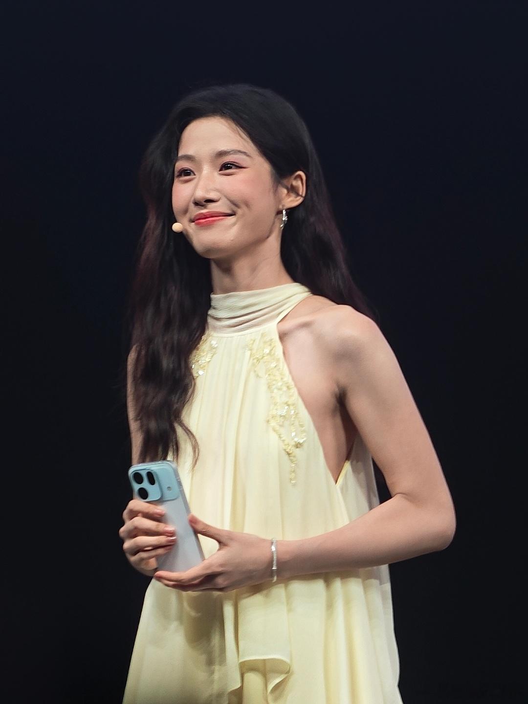 卢昱晓有四部待播作品线下第一次见到她，真的觉得笑得很青春，明媚~ ​​​
