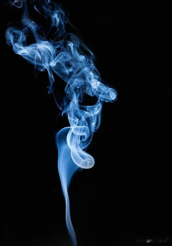 不烟、不酒、不赌的男人能混成啥样不知道，反正我是又烟，又酒！身边没有不烟不酒不赌