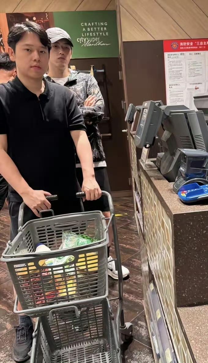 陈飞宇：哥，咱俩站这镜子前，回头率挺高啊。

陈雨昂：高啥高呀？还不是因为你长得