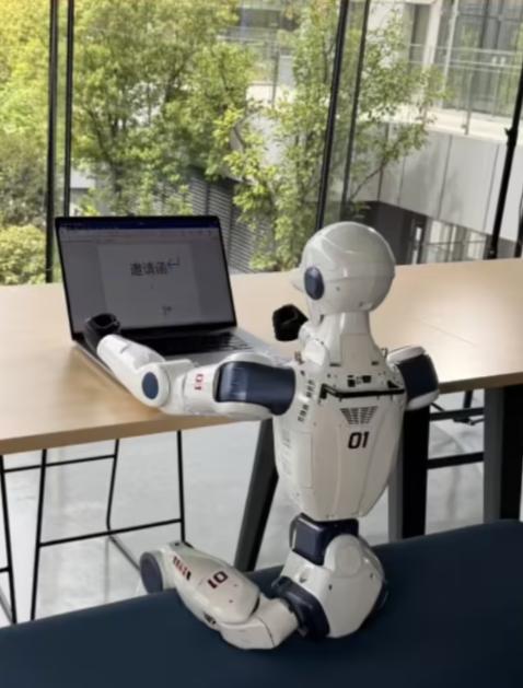 宇树科技最新款机器人R1现身阿里西溪园区，引发多人围观。据内部消息，双方正筹备名