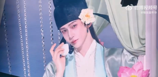 刘宇演唱会解锁书生皮肤 偷偷更新皮肤了！同样是书生造型，北京第二场直接换了新帽子