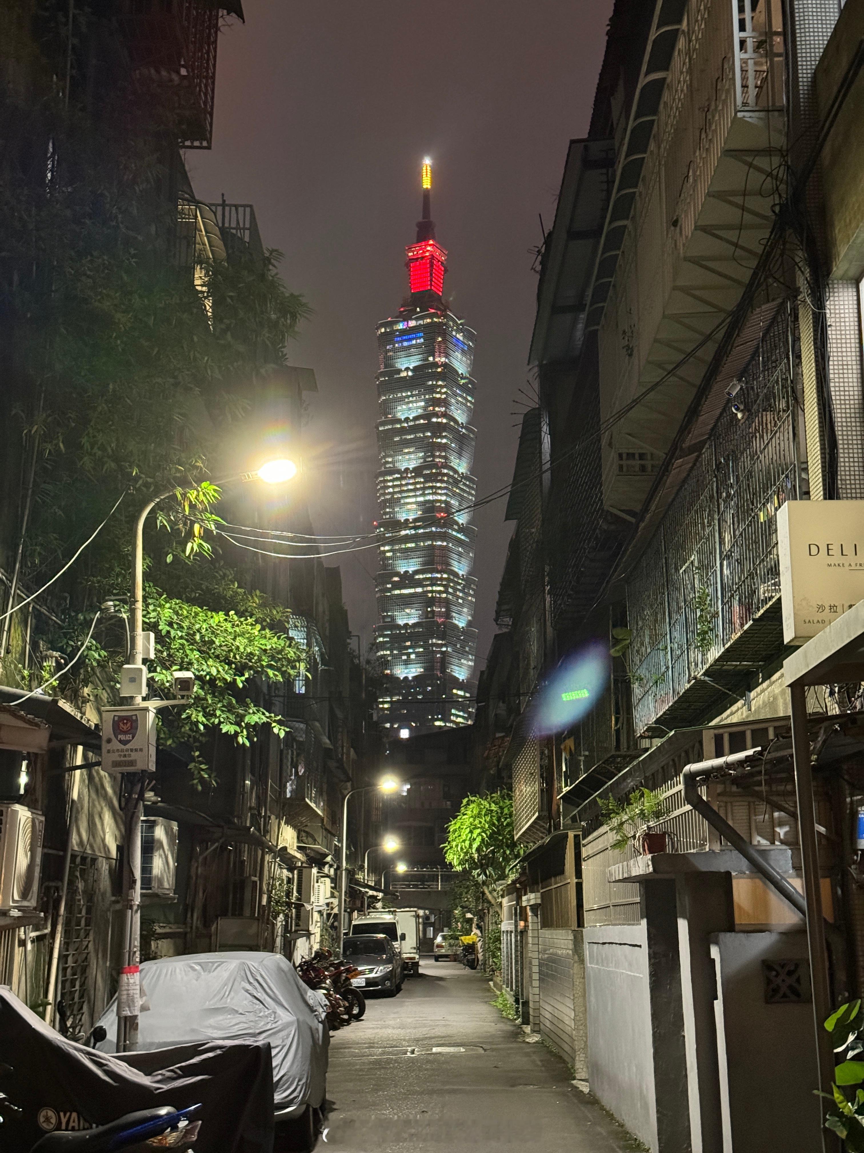 解放军无人机俯瞰台北101大厦自家地盘看看又何妨？下次肯定就不是无人机了