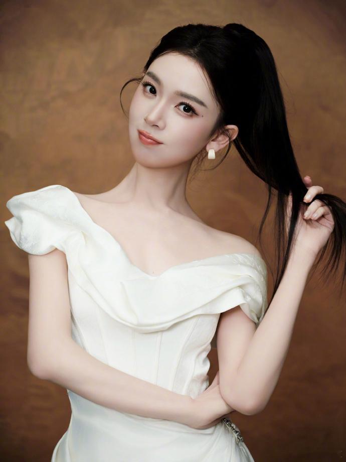 陈瑶白裙高马尾陈瑶白裙高马尾美成啥了，好美的天鹅颈，完全女神降临陈瑶好美的天鹅颈