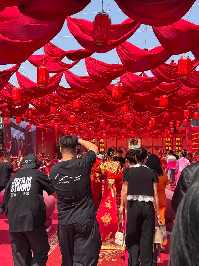 在中国人的观念中，结婚是人生中的一件大事，在父母的心中，看着孩子结婚了，他们的养