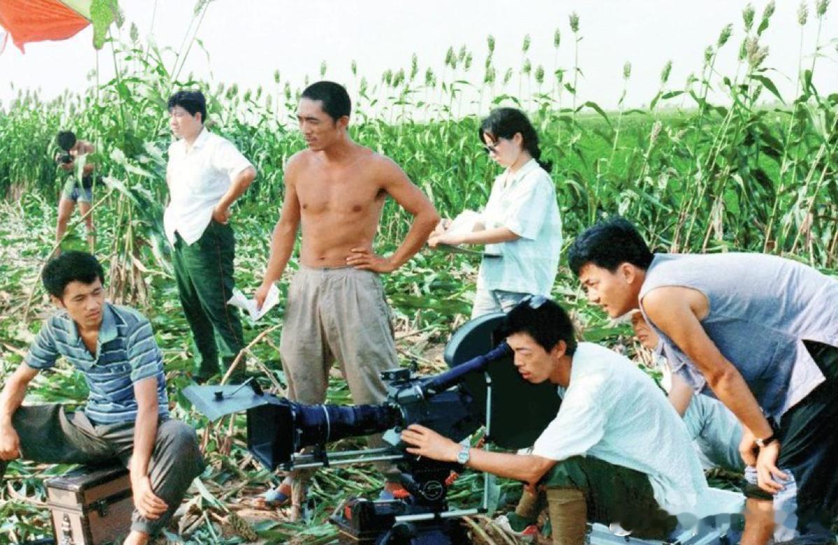 1987年《红高粱》拍摄现场，导演张艺谋赤裸上身，掌镜者为摄影师顾长卫历史影像