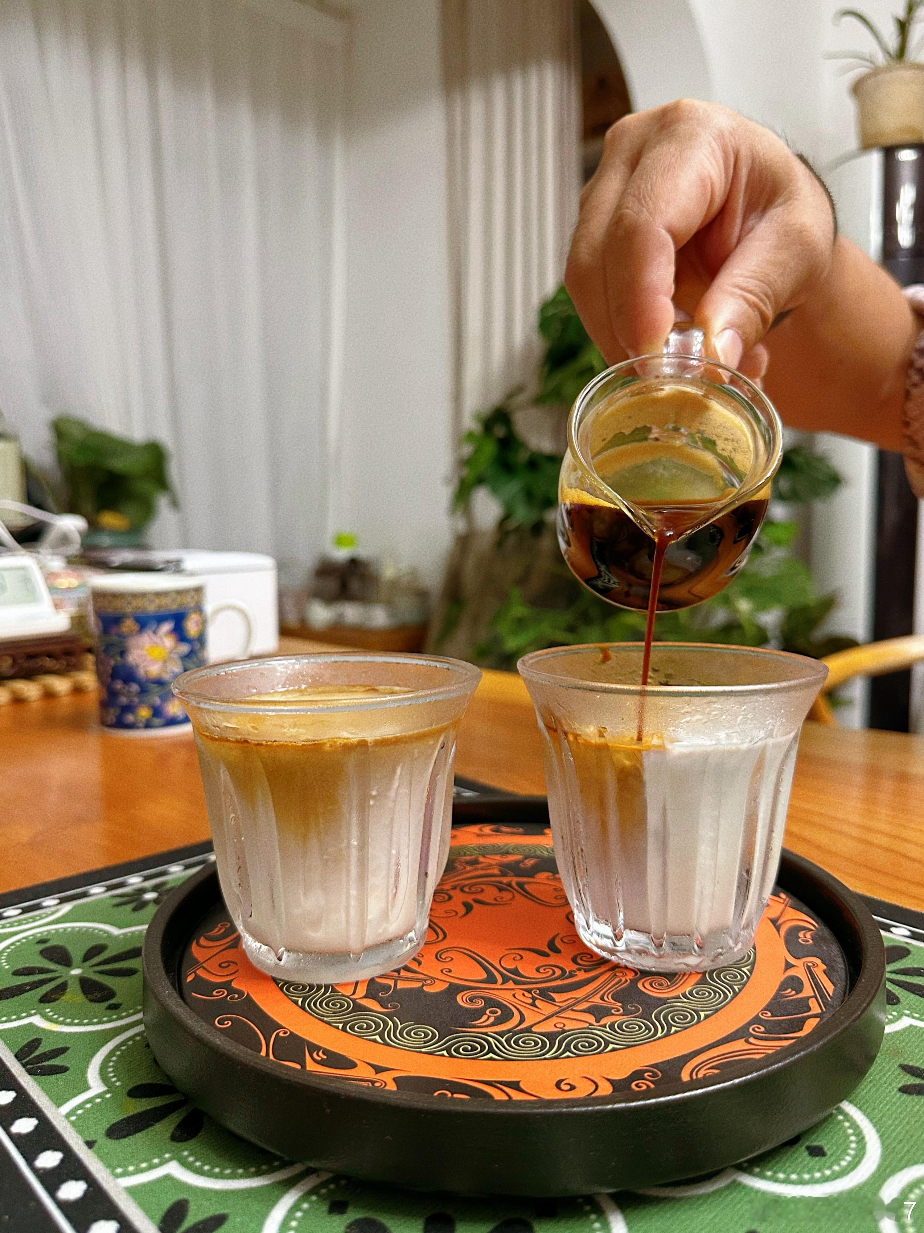 对门最近冰博克过剩，我勉为其难帮着消耗一下吧也就是我，这个点儿了还喝咖啡。日常记