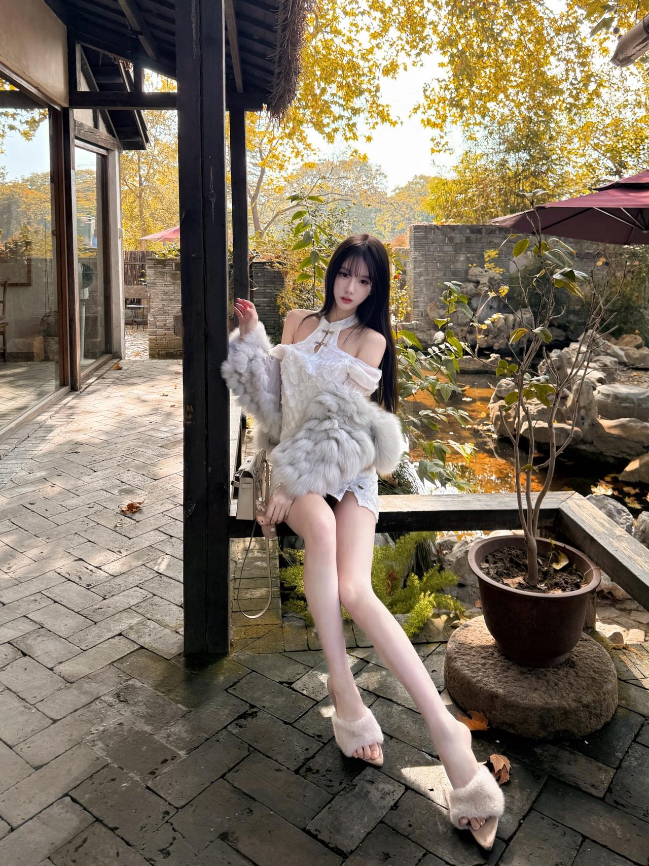 秋日暖阳下，白裙少女倚栏赏景，唯美如画。怎样穿搭能显示出温柔的女生气质? 网络美