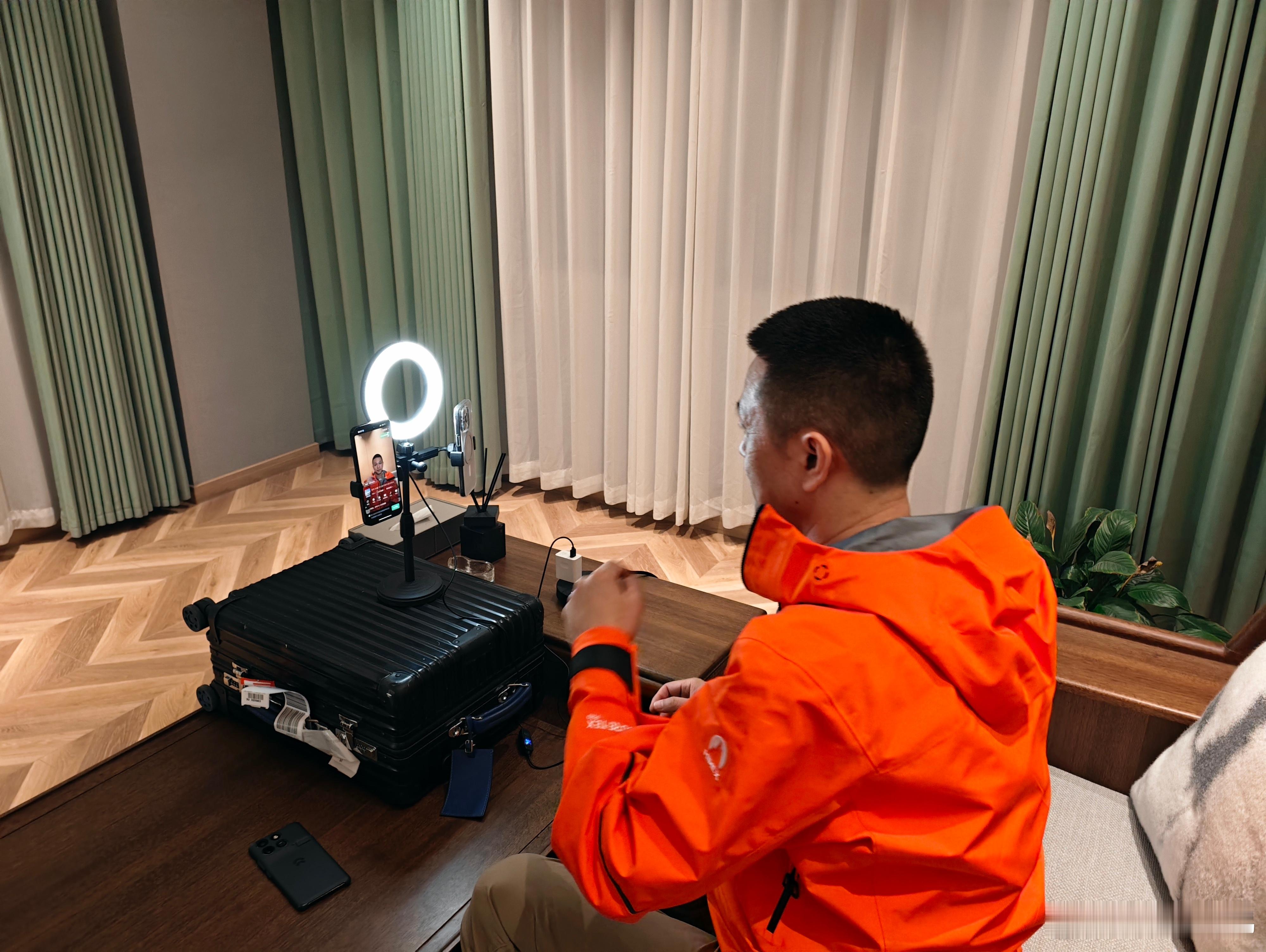 斌哥体能超长续航，夜间也高返场直播。而且今天是高原工况，昨夜只睡了3个小时。为啥