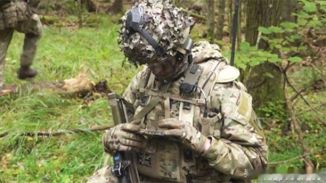 在北约东翼一处废弃的苏联机场举行的“森林卫士”演习中，英国军队测试了尖端的数字化