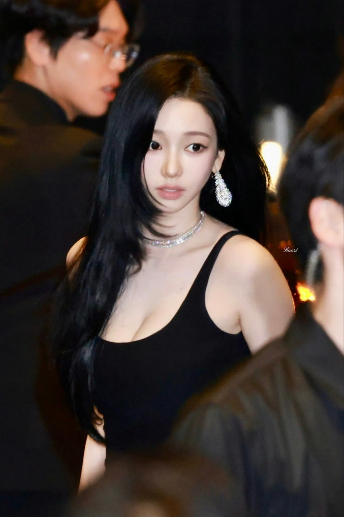 柳智敏米兰男装周g社生图 【柳智敏】怎么会有把肉欲和清纯结合得这么完美的身材……