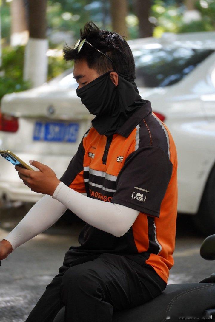 发型精心打理过白色冰丝袖套显得小臂壮实 