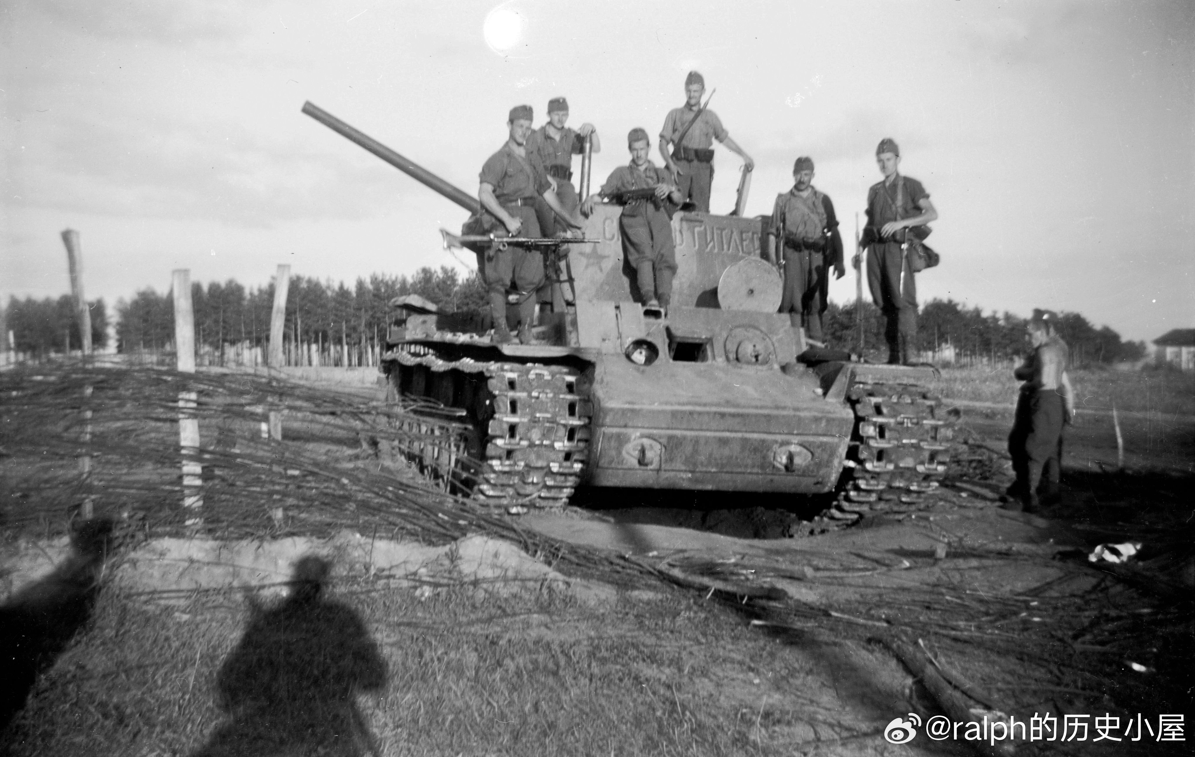 1942年7月匈牙利士兵在沃罗涅日州Репьёвка雷皮耶夫卡村一辆战后被遗弃的