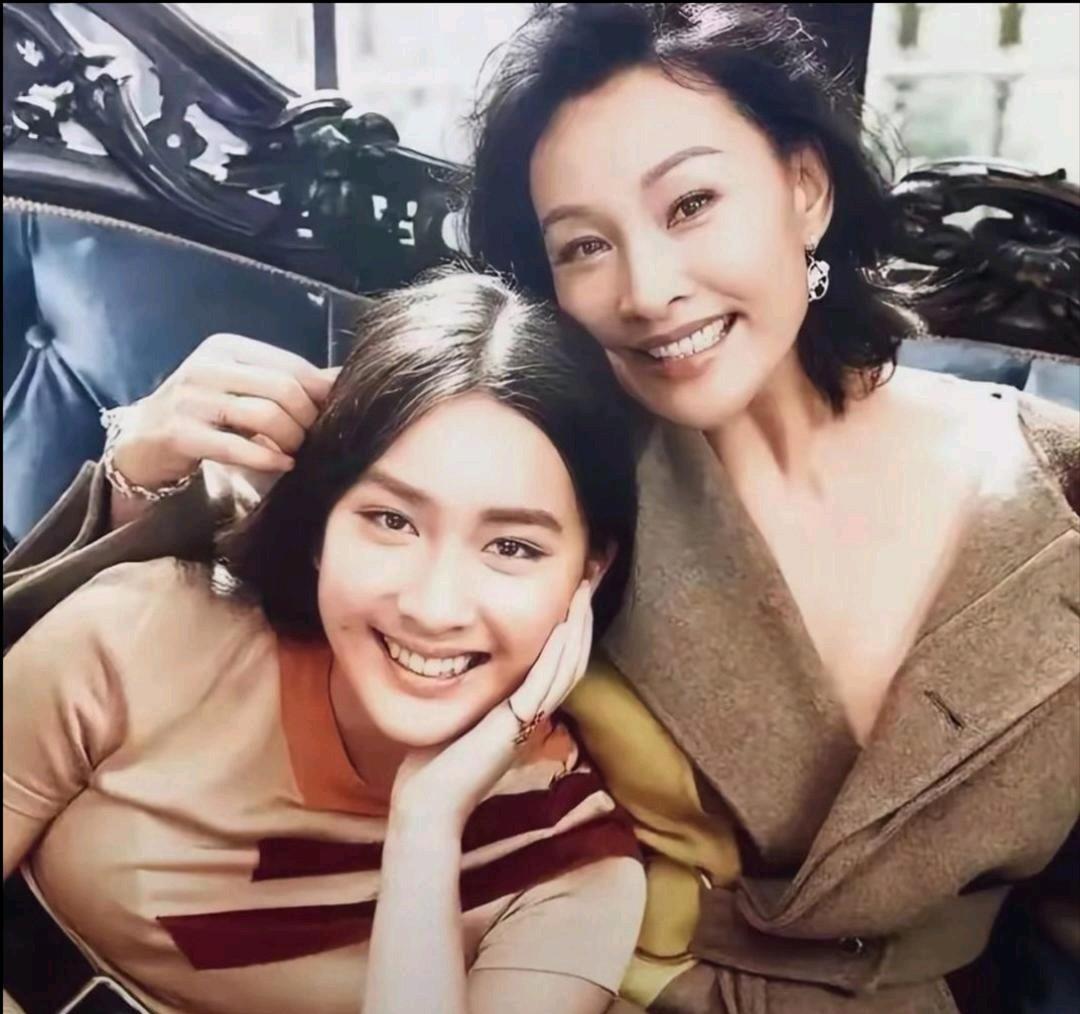 陈冲和她的女儿近照，女儿继承了陈冲的美貌，就是有些欧化。
陈冲演技封神 
陈冲出