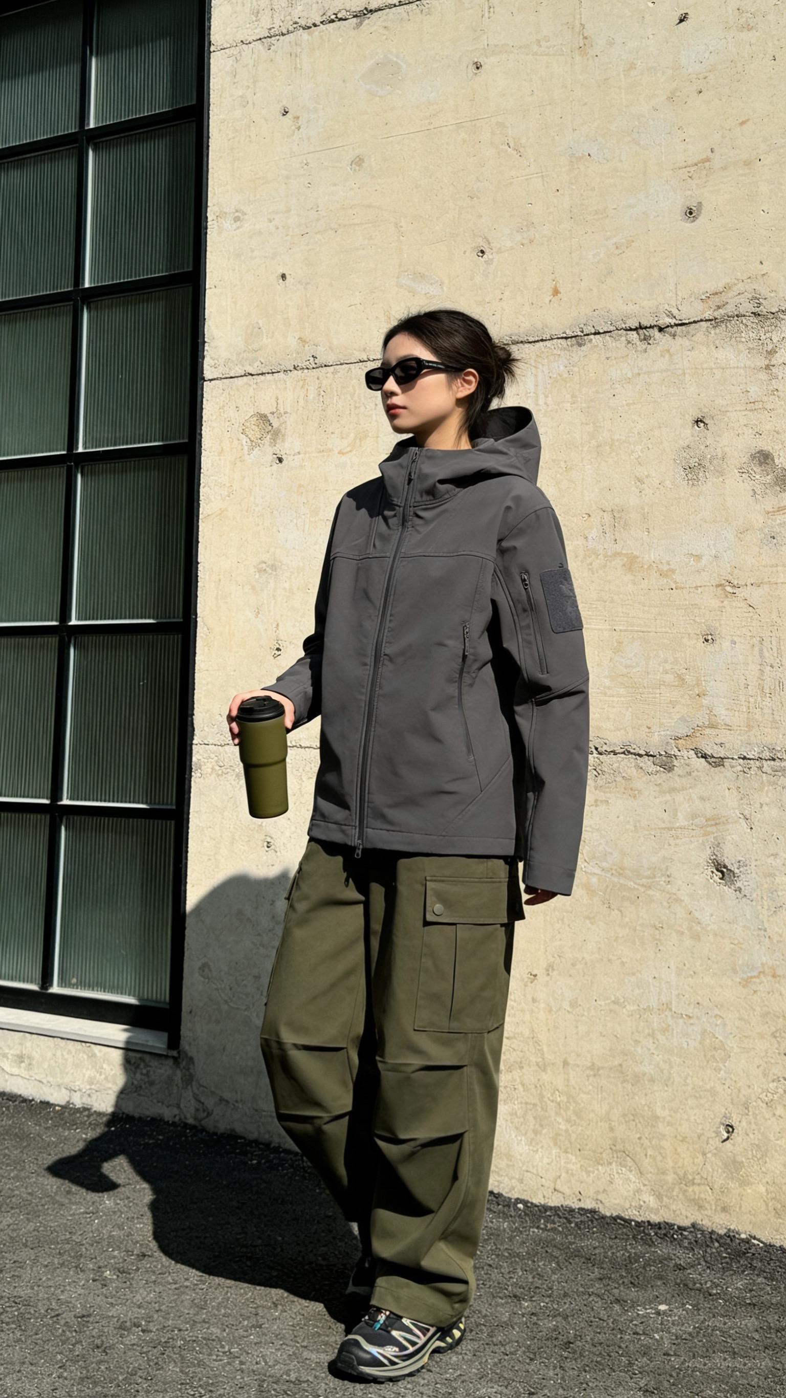 女生穿狼灰色绝绝子。