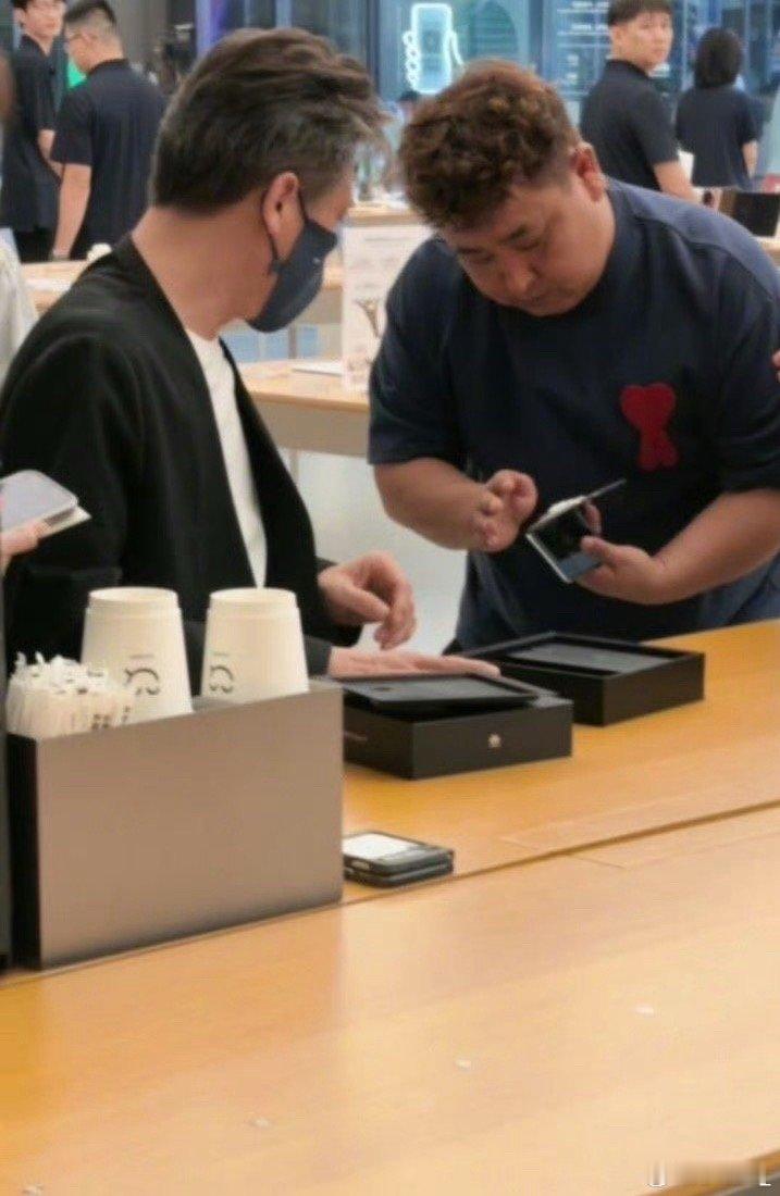 李乃文刚拿到的手机就摔了 李乃文摔手机这段又好笑又幸运！本来是开开心心体验新机，