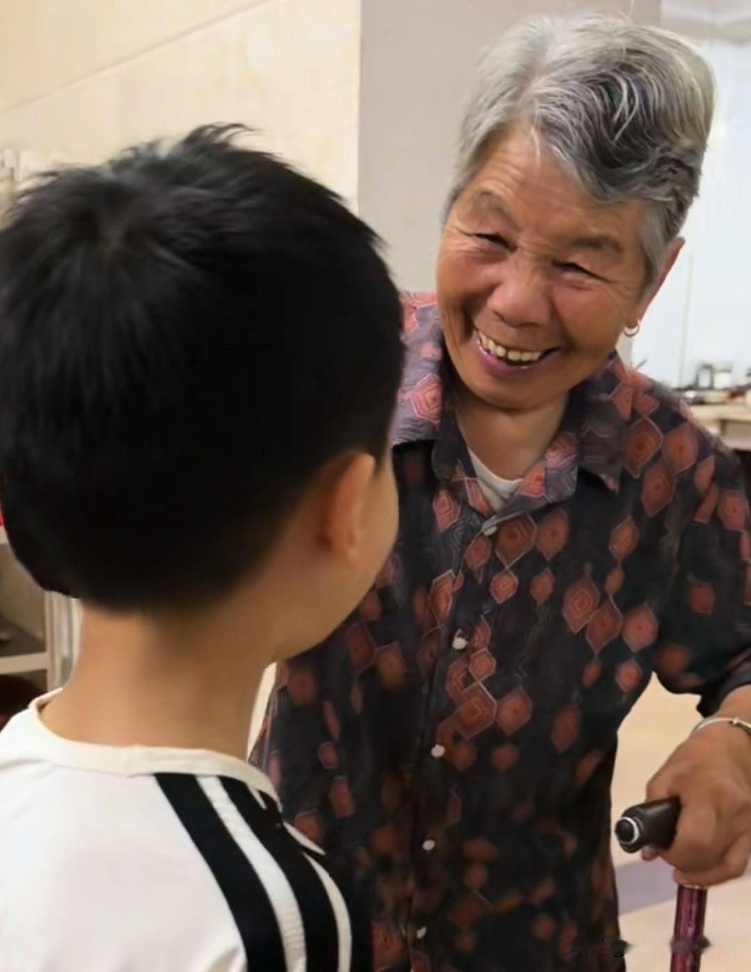 秋爸带着孩子回到莆田老家，取快递、陪孩子和小狗玩耍，一家人围在厨房准备饭菜。
 
