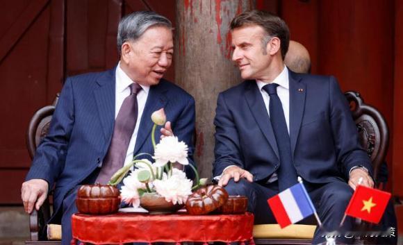 这就是典型的墙头草！越南一直希望中国帮助他们建高铁，但一直以缺钱为由，说白了就是