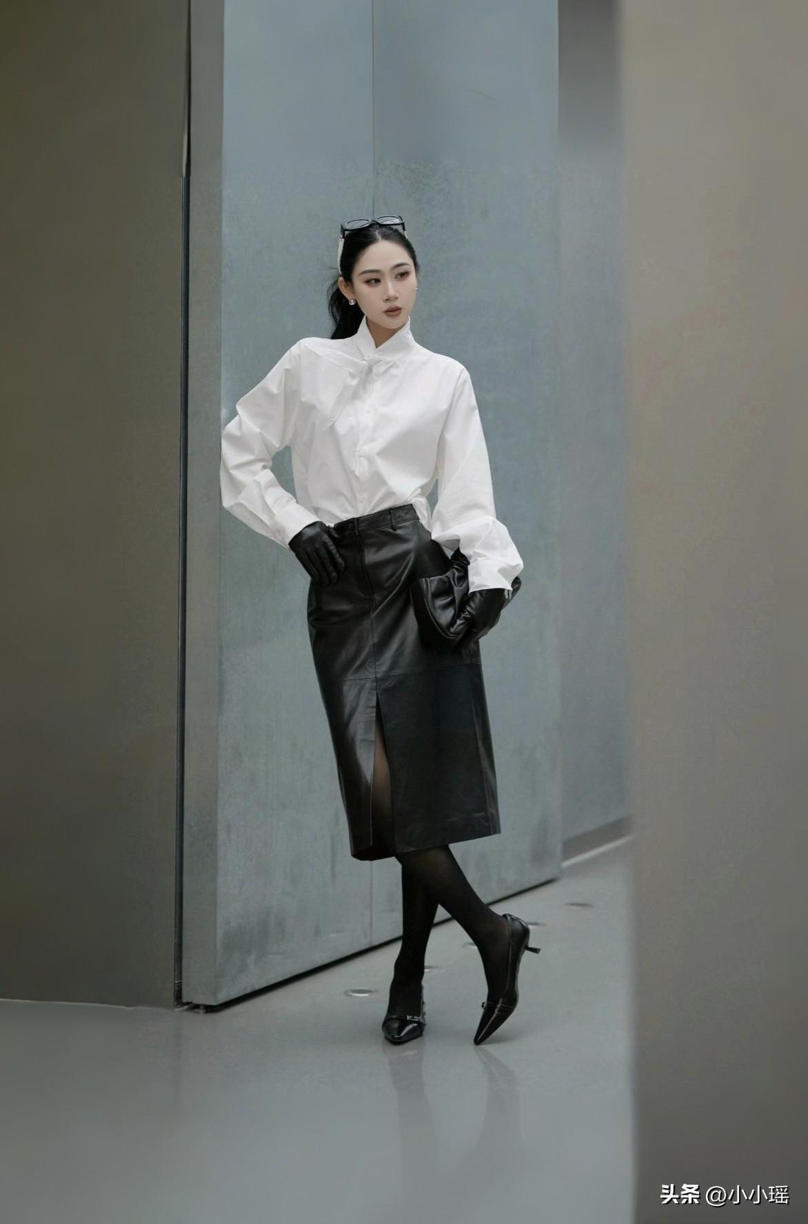 分享ootd穿搭 春日温旭，微风柔和。商场来一发，白色衬衫配皮裙，皮质黑丝细跟高