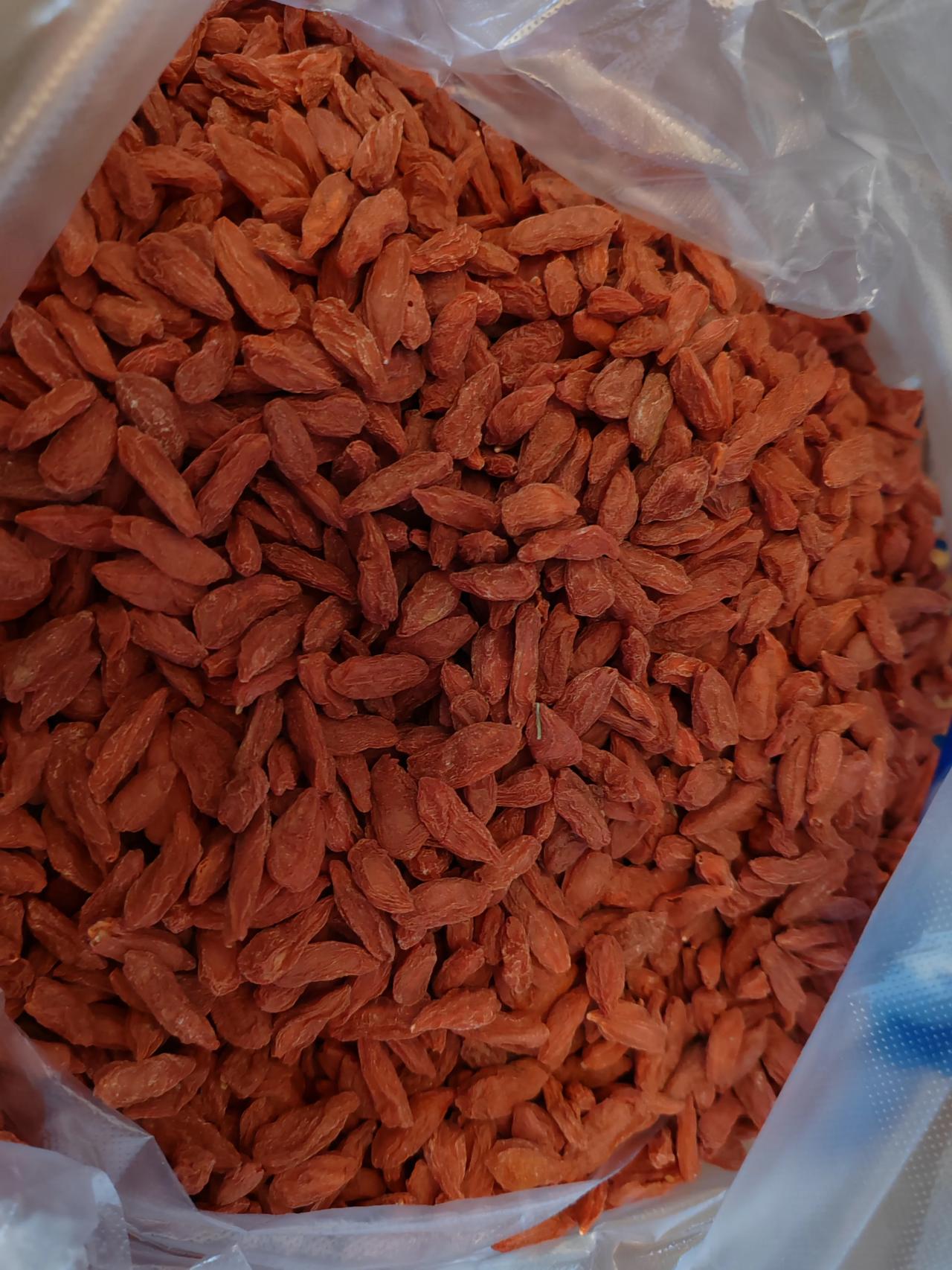 下午3点半左右，我和老伴商量一下，准备去外面的超市里，看看大葱怎样？快入冬了，准