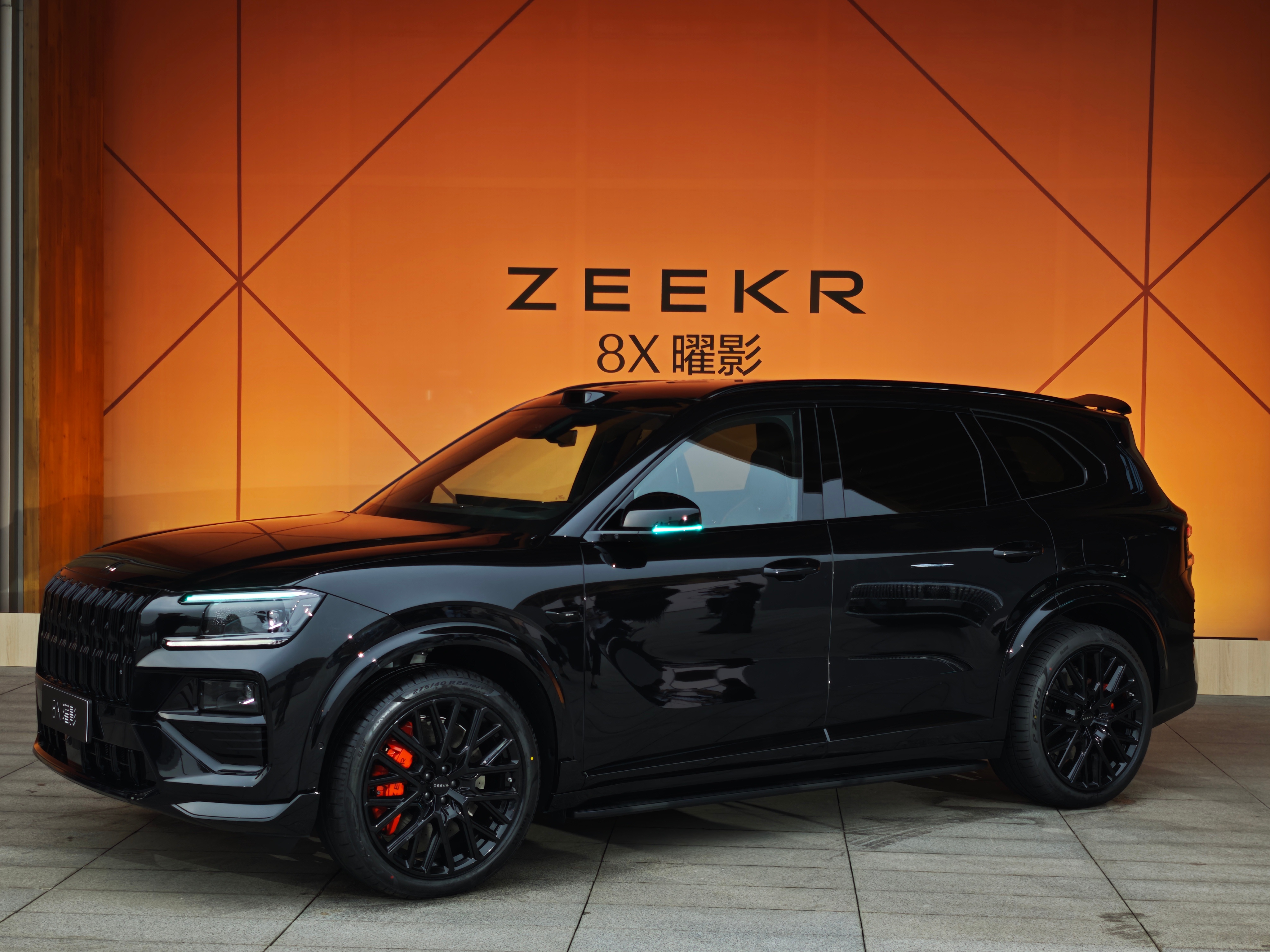 极氪8X今晚上市，先来看几张照片过过眼瘾～该说不说，耀影和普通走量的车型差别还是