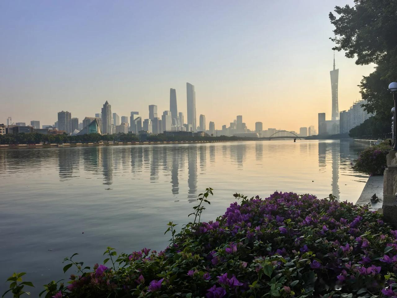 滨江东江边的景色
你喜欢拍人物还是拍风景我认为风景@豆包 帮我点评
很喜欢珠江边